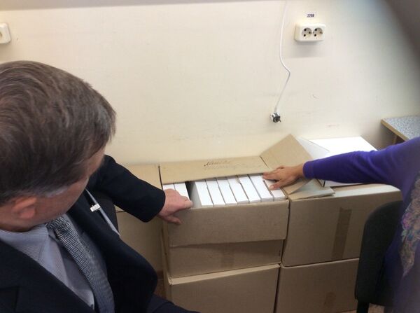 Ящики с часами на одном из избирательных участков Октябрьского района Минска.  - Sputnik Беларусь