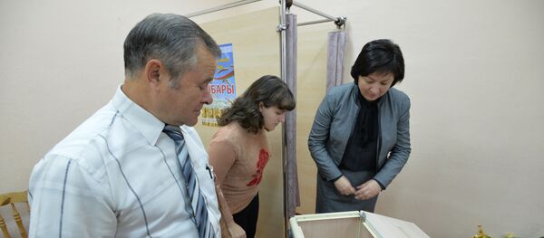 Назіральнікі аглядаюць скрыню для галасавання - Sputnik Беларусь