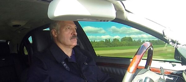 Александр Лукашенко совершил ознакомительную поездку по открывшемуся участку второй кольцевой дороги Александр Лукашенко совершил ознакомительную поездку по открывшемуся участку второй кольцевой дороги - Sputnik Беларусь