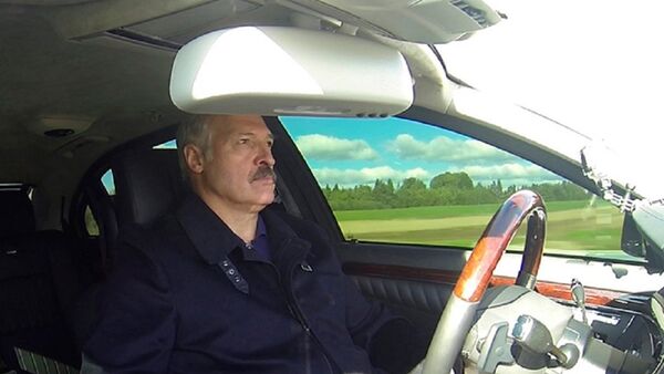 Александр Лукашенко совершил ознакомительную поездку по открывшемуся участку второй кольцевой дороги - Sputnik Беларусь