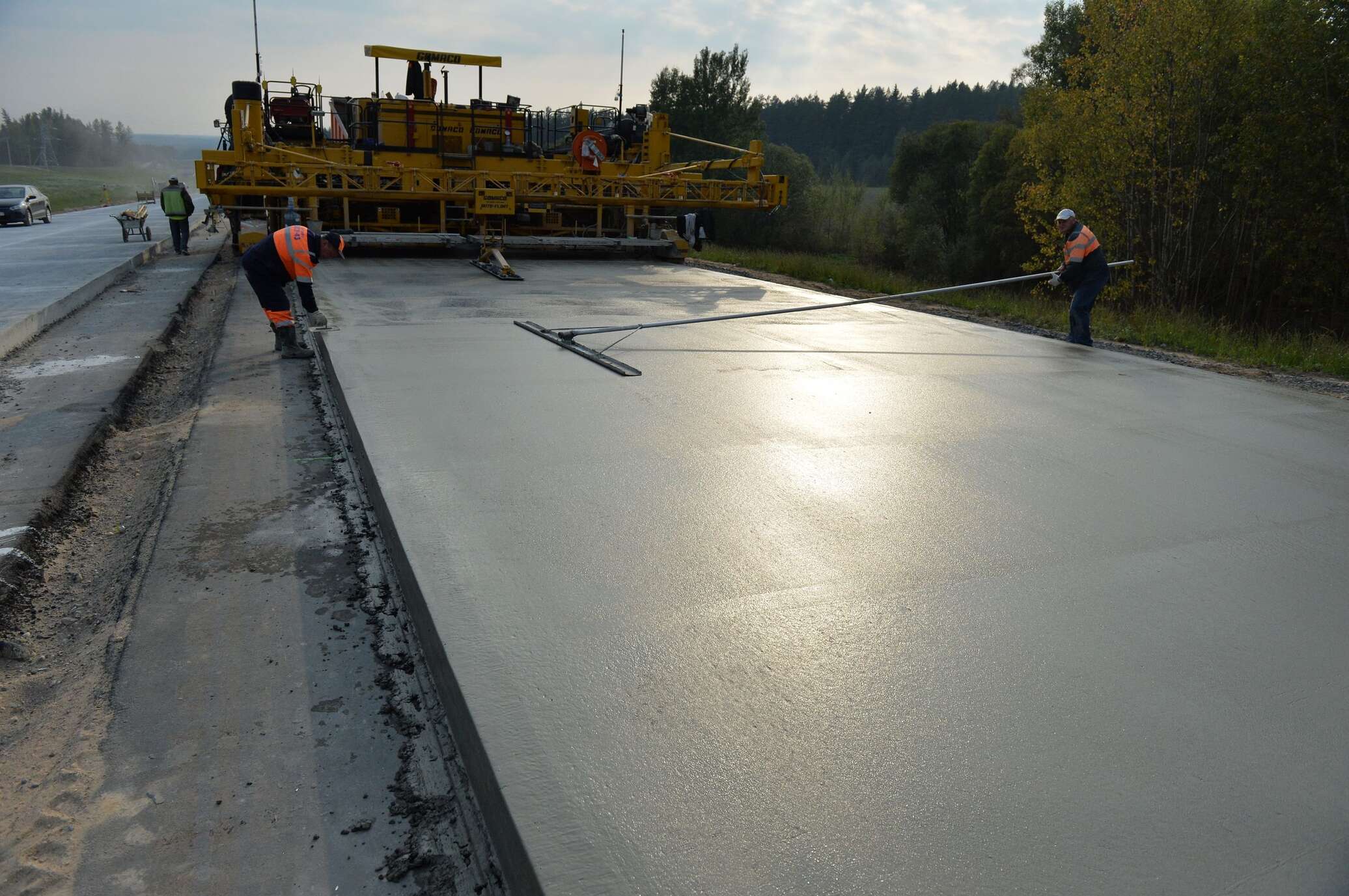 Ремонт бетонного покрытия. Цементобетонные дороги в России. Жесткий укатываемый цементобетон 200 мм. Цементобетонные покрытия автомобильных дорог. Покрытие дороги цементобетонных смесей.
