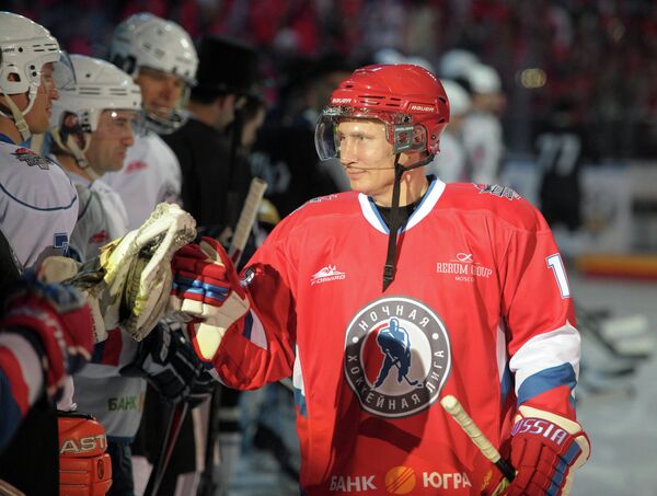Президент России Владимир Путин во время гала-матча хоккеистов-любителей и звёзд отечественного хоккея - Sputnik Беларусь