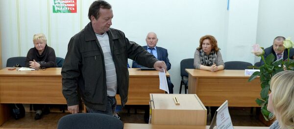 Наблюдатели следят за процессом досрочного голосования - Sputnik Беларусь