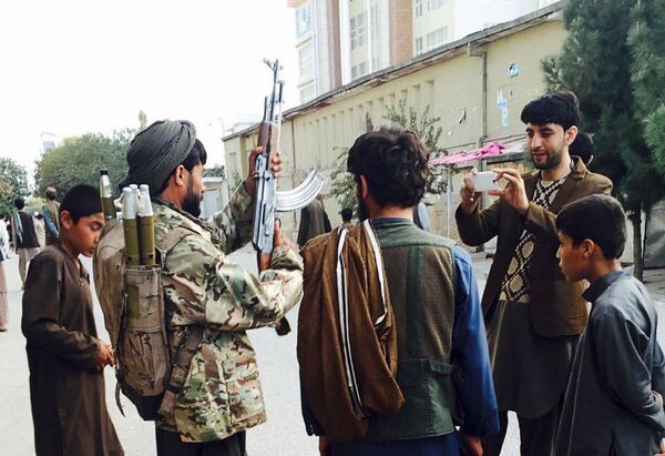 Бойцы Талибан позируют на главной площади после взятия Кундуза - Sputnik Беларусь