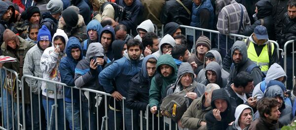 Мигранты в очереди на регистрацию, Берлин, Германия Мигранты в очереди на регистрацию, Берлин, Германия - Sputnik Беларусь