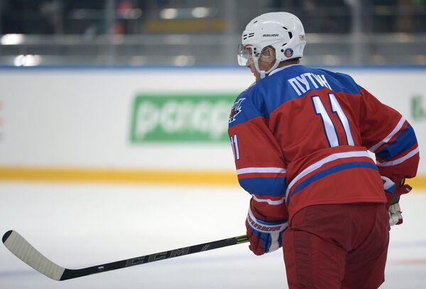 Президент РФ В. Путин принимает участие в хоккейном матче чемпионов НХЛ и Правления и почетных гостей НХЛ - Sputnik Беларусь
