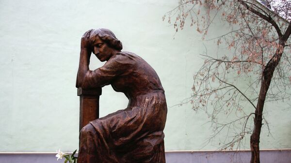 Памятник поэтессе М. Цветаевой открыт в Борисоглебском переулке - Sputnik Беларусь