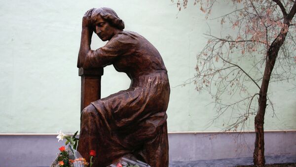 Памятник поэтессе М. Цветаевой открыт в Борисоглебском переулке - Sputnik Беларусь