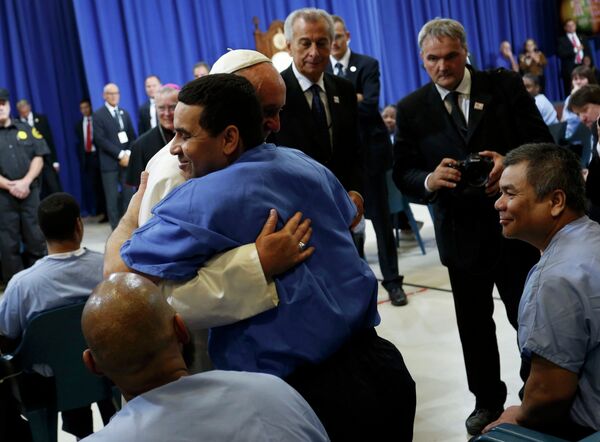 Папа Франциск обнимает заключенного в тюрьме Curran-Fromhold в Филадельфии, США Папа Франциск обнимает заключенного в тюрьме Curran-Fromhold в Филадельфии, США - Sputnik Беларусь
