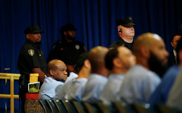 Заключенные и офицеры во время встречи Папы Франциска с заключенными в тюрьме в Филадельфии Заключенные и офицеры во время встречи Папы Франциска с заключенными в тюрьме в Филадельфии - Sputnik Беларусь