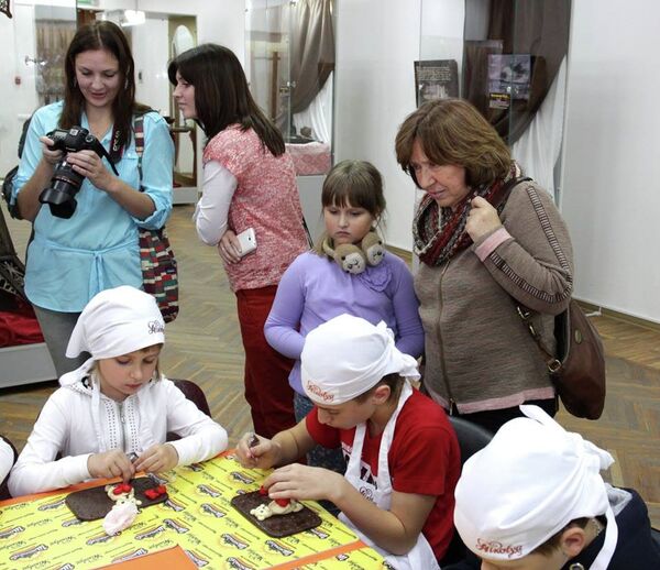 Светлана Алексиевич посещает мастер-класс шоколатье - Sputnik Беларусь