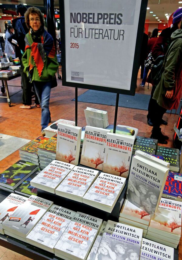 Книги Светланы Алексиевич в книжном магазине Берлина  - Sputnik Беларусь