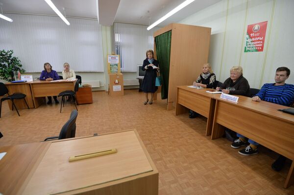 Наблюдатели смотрят как голосует министр труда Марианна Щеткина - Sputnik Беларусь