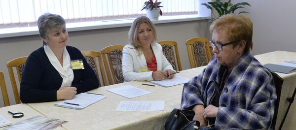 Кіраўнік ЦВК Лідзія Ярмошына на ўчастку для галасавання - Sputnik Беларусь