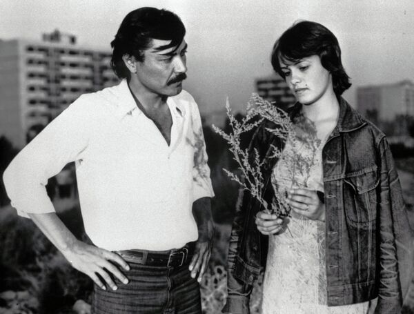 Рустам Сагдуллаев и Елена Цыплакова в фильме Какие наши годы - Sputnik Беларусь