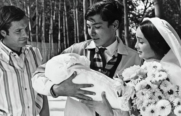 Актеры Рустам Сагдуллаев (в центре) и Родион Нахапетов (слева) и Гюзель Апанаева (справа) в сцене из фильма Влюбленные - Sputnik Беларусь