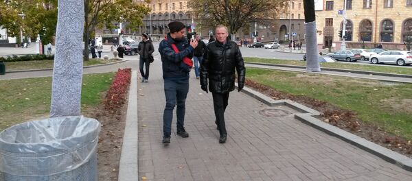 Владимир Некляев по дороге на акцию 10 октября - Sputnik Беларусь