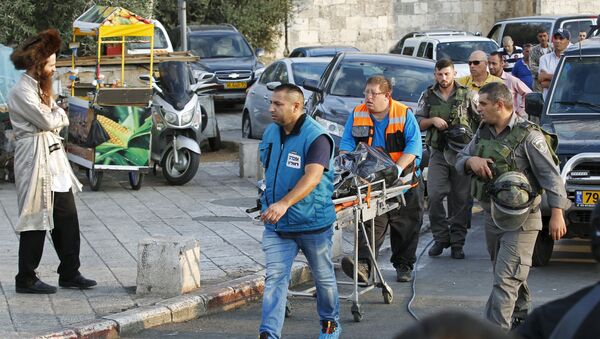 Израильские спасатели транспортируют тело палестинца, застреленного при попытке зарезать полициейских - Sputnik Беларусь