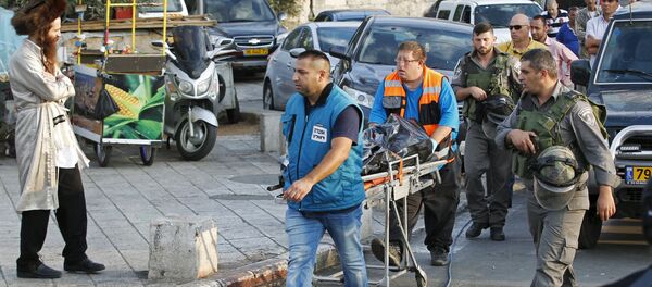 Израильские спасатели транспортируют тело палестинца, застреленного при попытке зарезать полициейских - Sputnik Беларусь