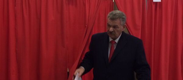 Николай Улахович на избирательном участке - Sputnik Беларусь