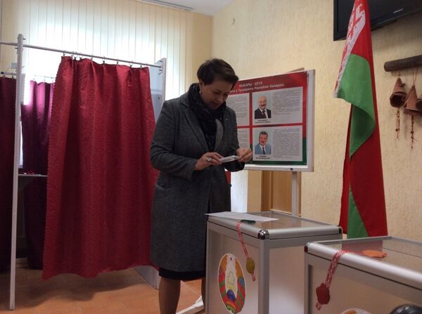 Короткевич фотографирует бюллетень - Sputnik Беларусь