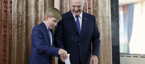 Александр Лукашенко с сыном Николаем на избирательном участке в Минске - Sputnik Беларусь