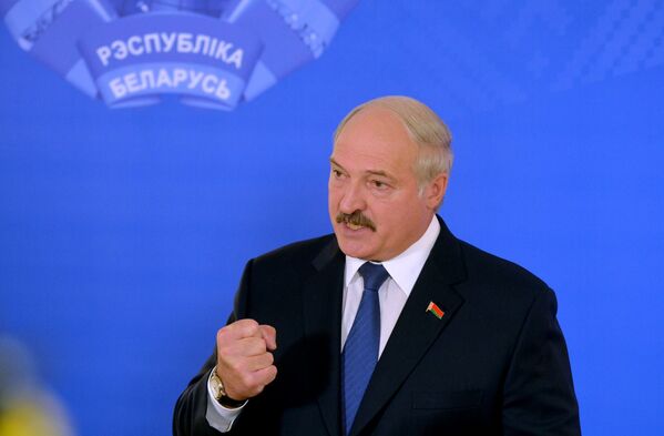 Александр Лукашенко на избирательном участке №1 в Минске - Sputnik Беларусь