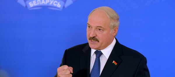 Александр Лукашенко на избирательном участке №1 в Минске - Sputnik Беларусь