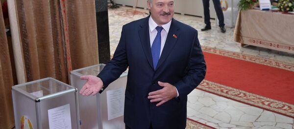 Александр Лукашенко на избирательном участке Александр Лукашенко на избирательном участке - Sputnik Беларусь