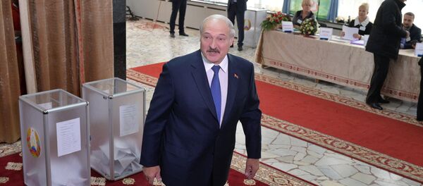 Александр Лукашенко на избирательном участке №1 в Минске Александр Лукашенко на избирательном участке №1 в Минске - Sputnik Беларусь