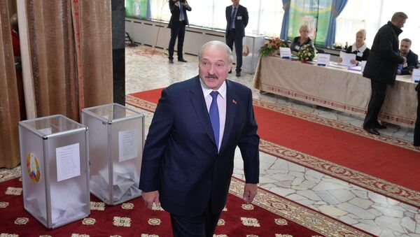 Александр Лукашенко на избирательном участке №1 в Минске - Sputnik Беларусь