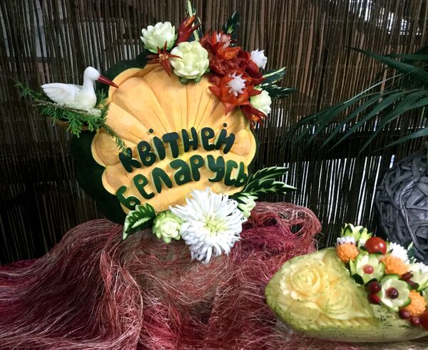 Экспозиция карвинга с предвыборной агитацией - Sputnik Беларусь