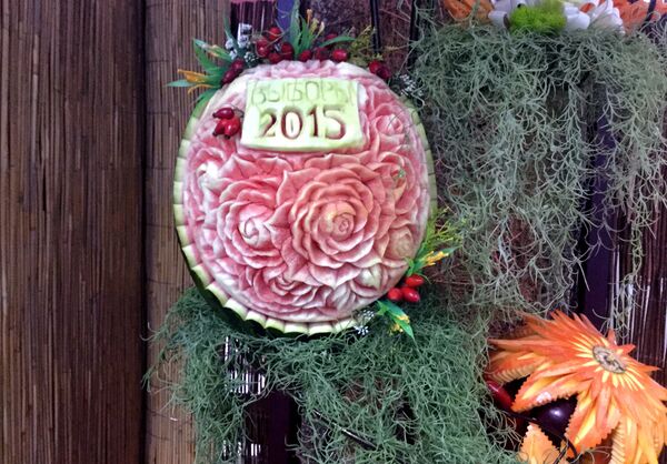 Предвыборная символика на арбузе - Sputnik Беларусь