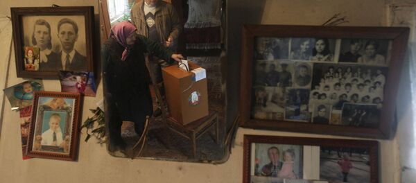 Голосование в деревенском доме в поселке Даниловичи Голосование в деревенском доме в поселке Даниловичи - Sputnik Беларусь