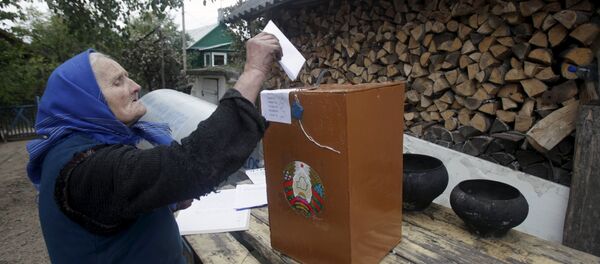 Пожилая женщина голосует во дворе своего дома в селе Даниловичи - Sputnik Беларусь