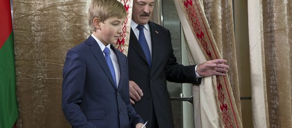Лукашенко голосует - Sputnik Беларусь