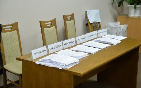 Бюллетени рядом с фамилиями кандидатов в президенты - Sputnik Беларусь