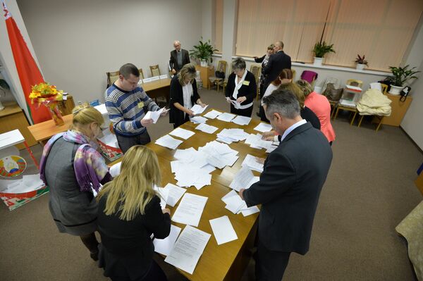 Члены избирательной комиссии ведут подсчет голосов - Sputnik Беларусь