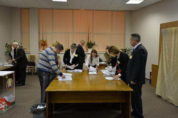 Подсчет голосов на избирательном участке в Минске - Sputnik Беларусь