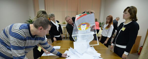 Члены выбарчай камісіі падчас падліку галасоў - Sputnik Беларусь