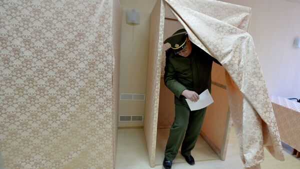 Военнослужащий принимает участие в досрочном голосовании на выборах президента Республики Беларусь на 78-ом избирательном участке в Минске. - Sputnik Беларусь