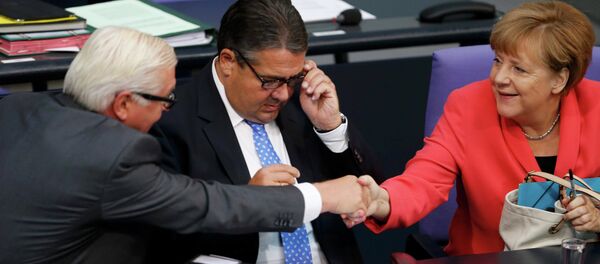 Канцлер Германии Ангела Меркель обменивается рукопожатием с министром иностранных дел ФРГ Франк-Вальтером Штайнмайером. В центре - немецкий министр экономики Зигмар Габриэль. - Sputnik Беларусь