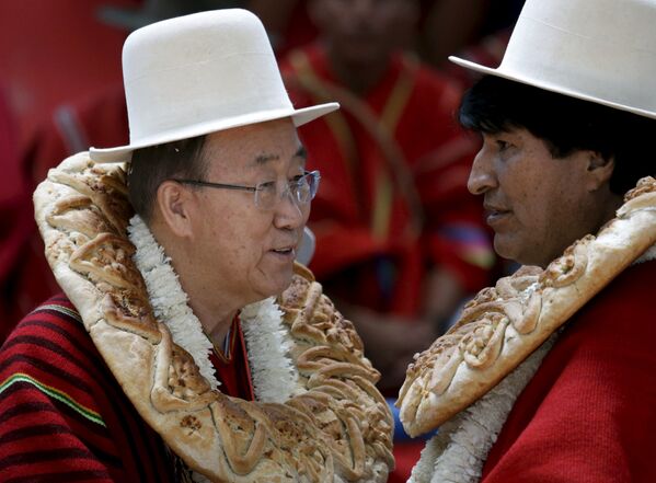 Генеральный секретарь ООН Пан Ги Мун (слева) беседует с президентом Боливии Эво Моралесом - Sputnik Беларусь
