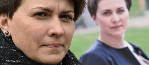 Татьяна Короткевич у своего агитационного стенда в Минске - Sputnik Беларусь