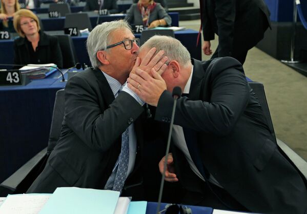 Председатель Европейской комиссии Жан-Клод Юнкер целует в лоб вице-президента Европейской комиссии Франса Тиммерманса - Sputnik Беларусь