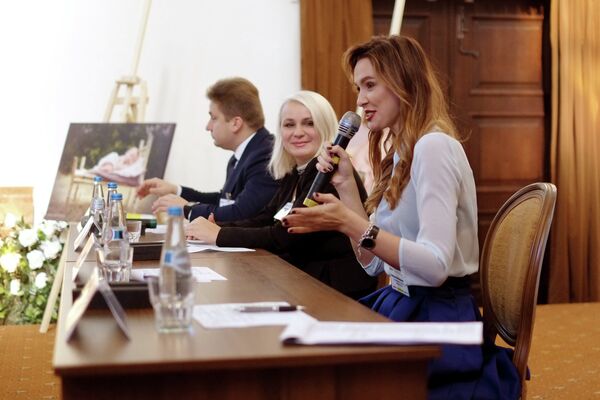 На открытии выставки социального арт-проекта Babystory.by На открытии выставки социального арт-проекта Babystory.by - Sputnik Беларусь