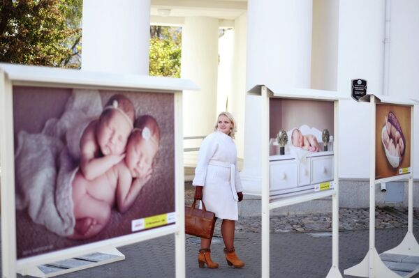 На открытии выставки социального арт-проекта Babystory.by - Sputnik Беларусь