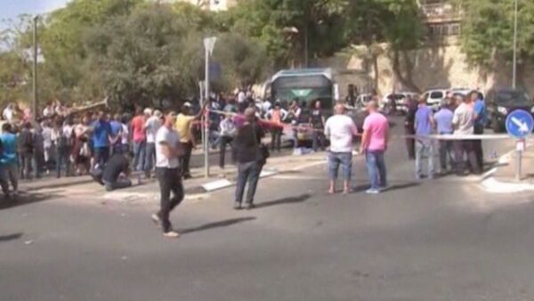 Спутник_Вооруженные палестинцы напали на автобус в Иерусалиме. Кадры с места ЧП - Sputnik Беларусь