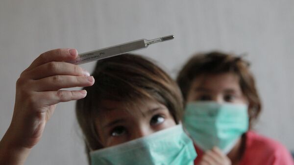 Дети, заболевшие гриппом, во время лечения в домашних условиях - Sputnik Беларусь