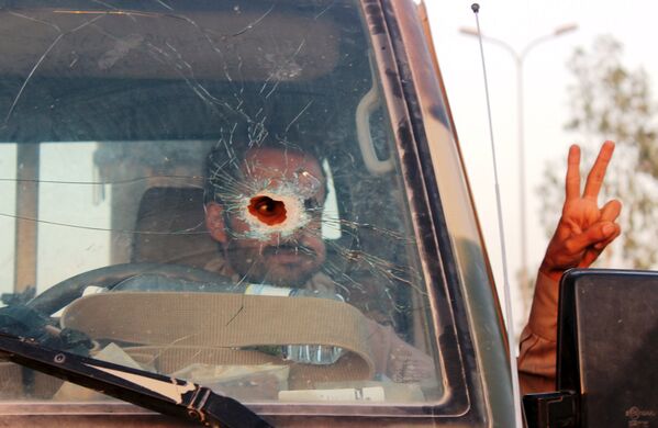 Йеменский солдат за рулем автомобиля в Марибе - Sputnik Беларусь
